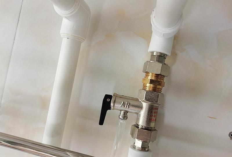 热水器进水口安全阀顶漏水怎么办 热水器常见故障维修