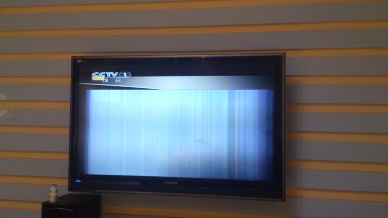 电视有彩色竖线怎么办？电视机出现彩色竖线怎么修
