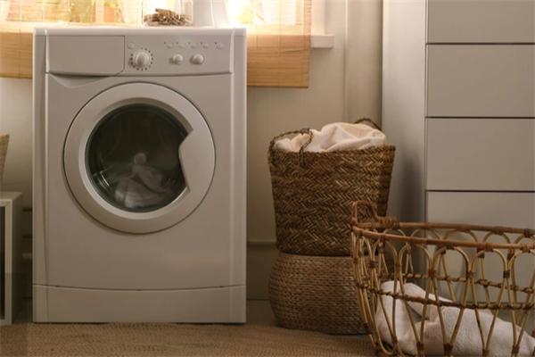 半自动洗衣机洗衣桶漏水怎么回事？