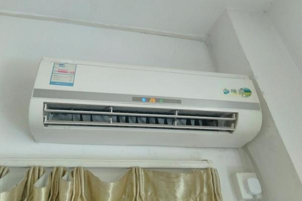 格力柜式空调制热一段时间后出现E1？