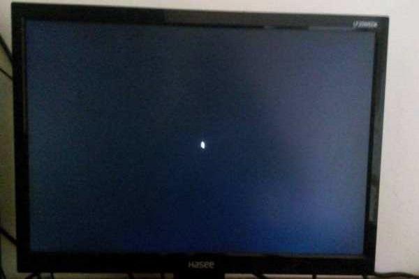 电脑突然黑屏但主机还在运行是怎么回事？