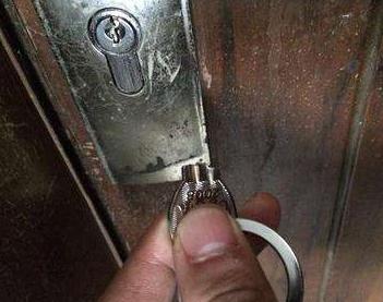 钥匙断在锁芯里了怎么拿出来？打不开门怎么解决？