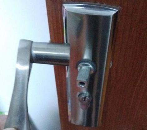 卧室门锁把手掉了怎样修？卧室门把手安装方法