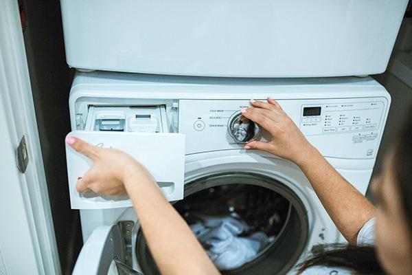 洗衣机排水时候管道声音很大怎么解决