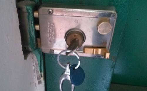 钥匙断在锁里怎么办