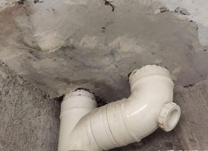 楼上卫生间排水管破损漏水，应该怎么处理？