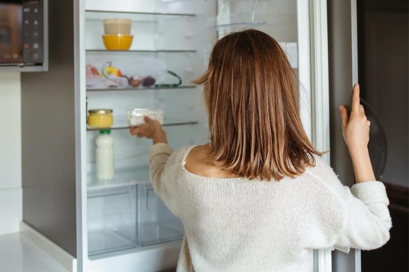 冰箱里的小孔怎么疏通？
