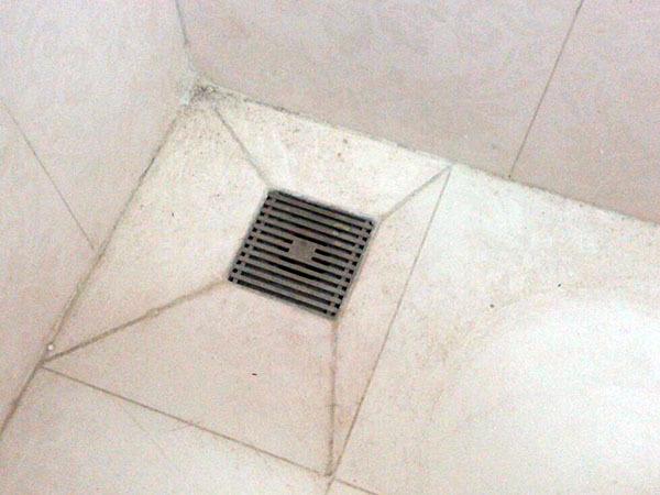 卫生间地漏堵了用什么办法疏通一下 卫生间地漏臭是什么原因