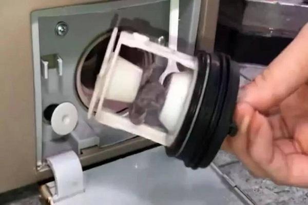 全自动洗衣机排污口怎么清理