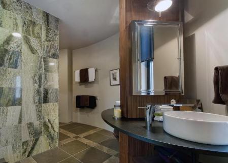 卫生间墙面渗水不砸瓷砖做防水，如何装饰卫生间