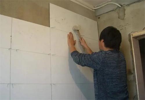 墙面刮了腻子粉能贴瓷砖吗 墙面贴瓷砖要注意什么