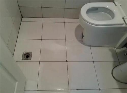 厕所瓷砖地面缝隙很缓慢渗水怎么办
