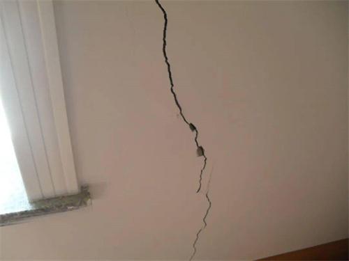 楼房墙面裂缝正常吗?墙面裂缝如何修补
