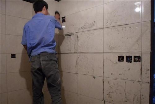 做过防水的墙面怎么处理可以贴砖（防水墙面贴瓷砖需要注意什么）